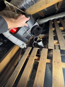 VMC NON EVACUE EXT ET MAUVAIS RACCORD ET GAINE CASSEE ET NON ISOLEE